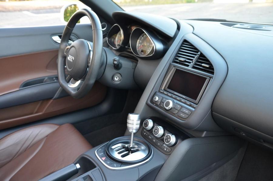 Интерьер Audi R8 Spyder 2011 года  (NA) (фото 44 из 59)